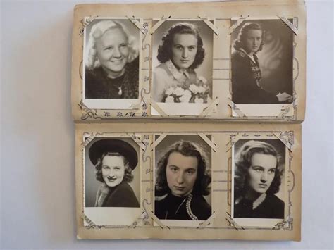 Seniori spomínajúci pri prezeraní starých fotografií