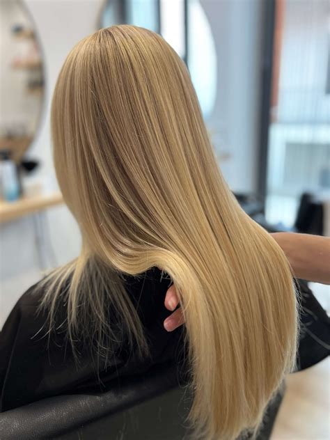 Žena s krásnymi studenými blond vlasmi