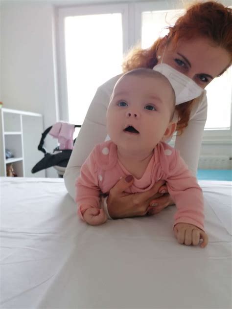 Rodič cvičiaci s dieťaťom Vojtovu metódu