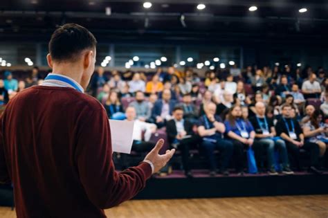 Koláž rôznych kompenzačných a asistenčných pomôcok pre zrakovo postihnutých