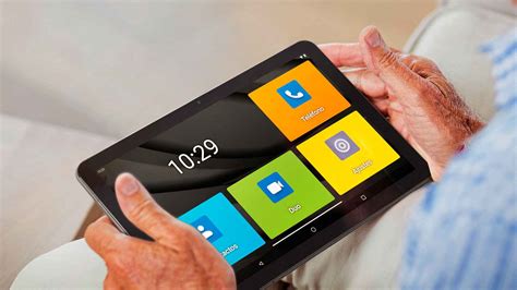 Senior používa tablet a počítač