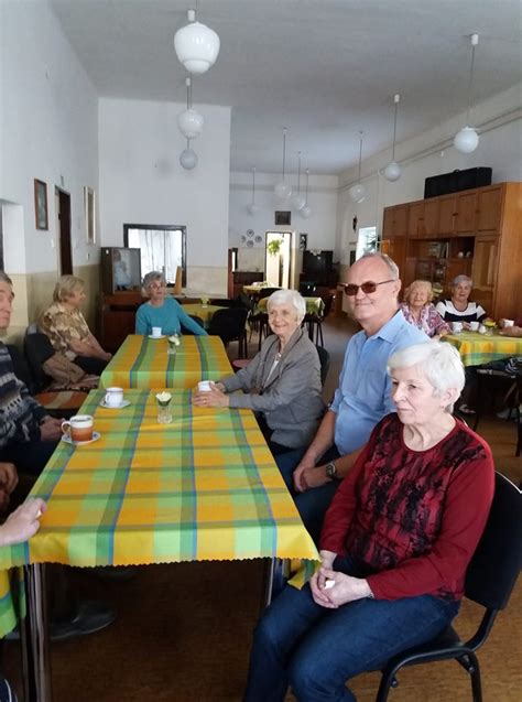 Skupina seniorov spoločne trávi čas v klube dôchodcov