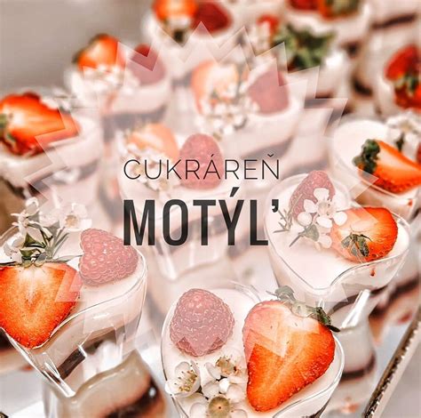 moderná cukráreň s vitrínou plnou zákuskov