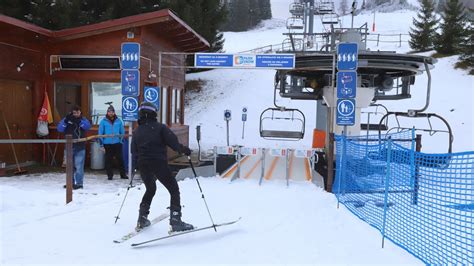 Zamestnanci na lyžiarskom svahu