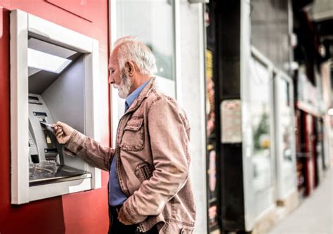 Senior pri obsluhe bankomatu