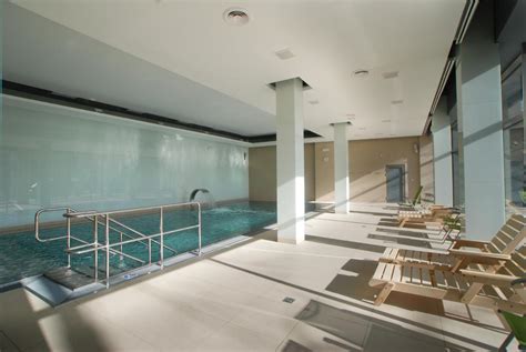 Moderný wellness areál s bazénom a saunami, ideálny pre relax seniorov