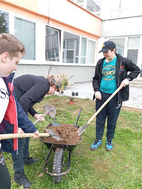 Dobrovoľníci v akcii pri rôznych činnostiach