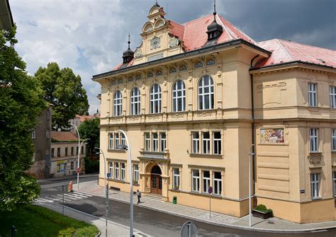 Stará chátrajúca budova zvolenského gymnázia