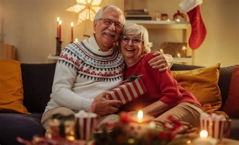 Šťastný senior s vianočným darčekom