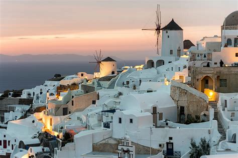 Panoráma Santorini s bielymi domami a modrými kupolami