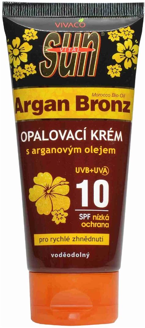 Opaľovací krém a klobúk na pláži
