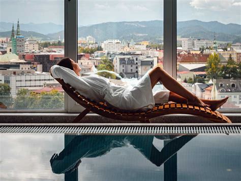 Starší pár relaxujúci pri vonkajšom bazéne s malebným výhľadom