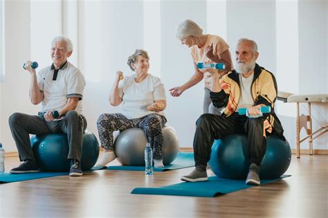 Seniori cvičiaci pilates