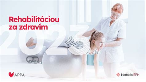 Fyzioterapeut pri domácej rehabilitácii pacienta