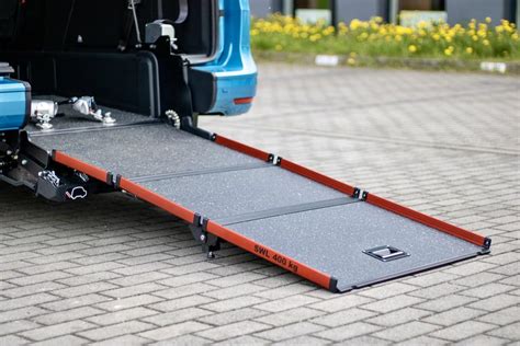 Osoba na invalidnom vozíku, ktorá využíva auto s upravenou rampou