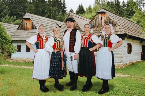 Spevácka skupina Sučianka v krojoch
