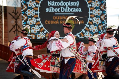 Súbor Sučianka vystupuje na folklórnom festivale