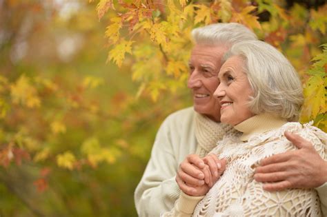 Seniorský pár tancujúci na plese s úsmevmi
