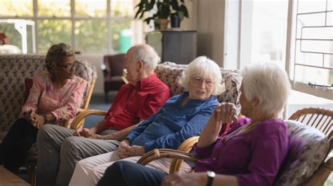 Seniori v domove dôchodcov s opatrovateľkou