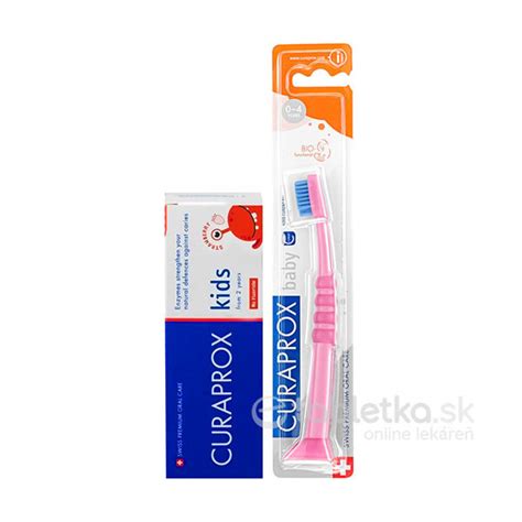 Zubná kefka a pasta pri posteli