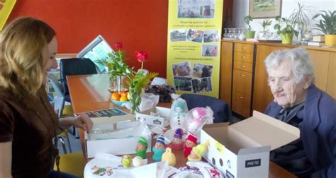 Seniori maľujúci alebo tvoriaci ručné práce