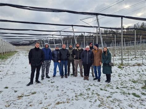 Mladí farmári na poli