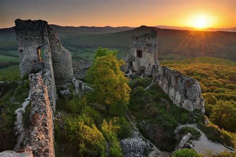 Panoramatický pohľad na pohorie Tribeč s hradnými zrúcaninami
