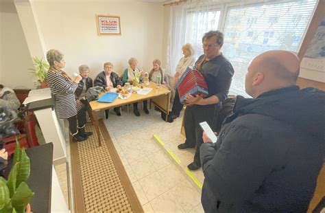 Interiér Klubu seniorov na Rúbanisku s ľuďmi hrajúcimi spoločenské hry