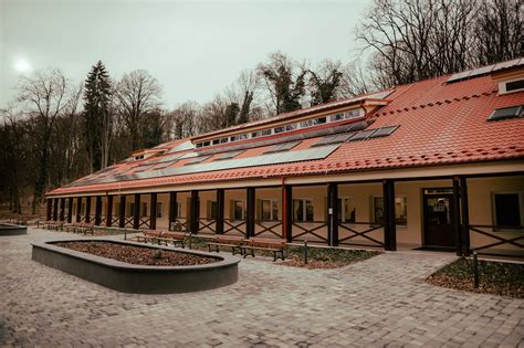 Exteriér Domu seniorov Lučenecké kúpele uprostred prírody
