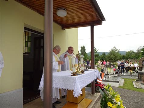Seniori pri modlitbe v kaplnke