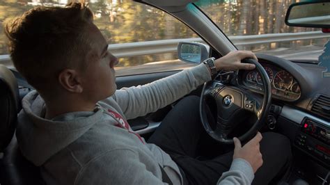 Staršia osoba v aute s opatrovateľom