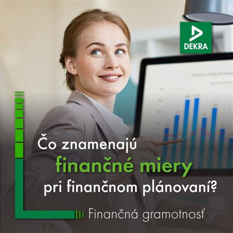 Dôchodca s tabletom a dokumentmi pri finančnom plánovaní