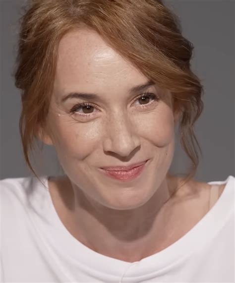 Žena usmieva sa s dokonalou pleťou a vlasmi