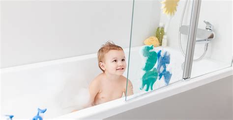Senior sediaci na závesnom sedadle vo vani