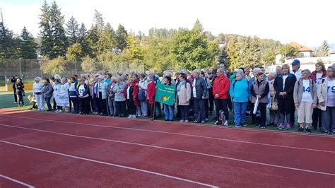 Seniori súťažiaci na športovej olympiáde