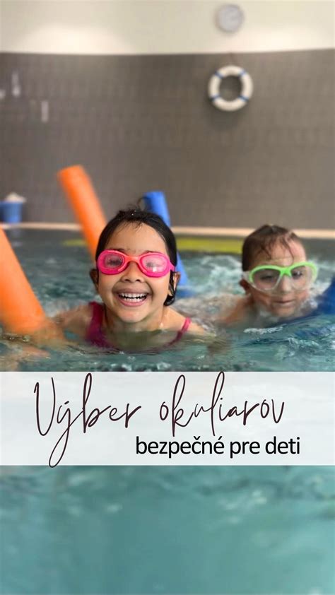 Dieťa hrajúce sa vo vode