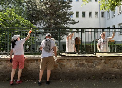 dobrovoľníci pomáhajúci v komunite