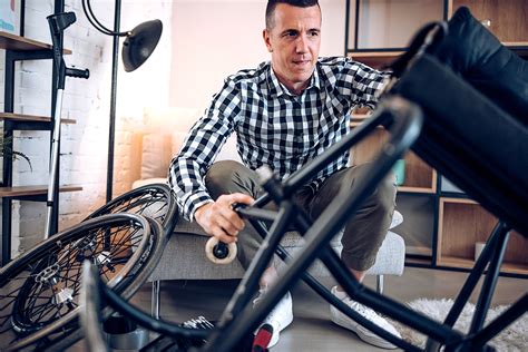 Osoba konzultujúca s odborníkom pri výbere invalidného vozíka