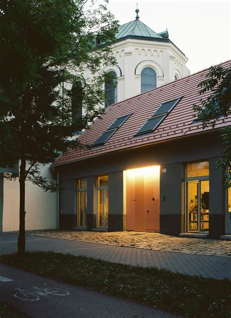 Portrét Moniky Mitášovej pri odbornej prednáške o architektúre