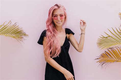 Žena s jemnými vlasmi a rôzne produkty na starostlivosť o vlasy