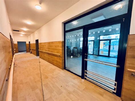 Exteriér moderného zariadenia pre seniorov v tichom prostredí