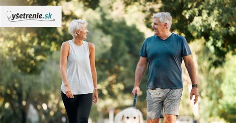 Seniori na prechádzke v parku