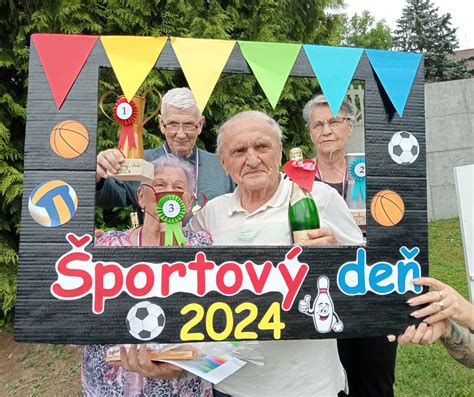 Seniori pečúci medovníčky v zariadení
