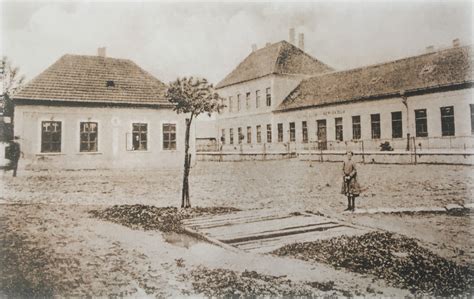 Historická fotografia žiakov pred školou v Tuhrine