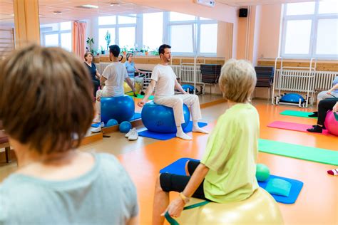 skupinové cvičenie seniorov v telocvični