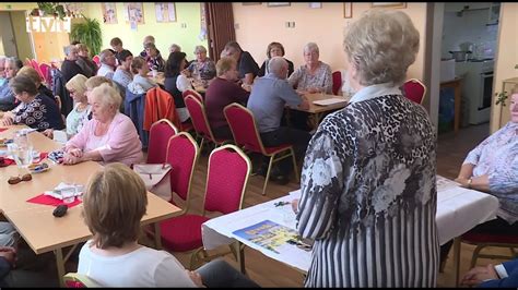 Seniori cvičia jogu v dennom centre