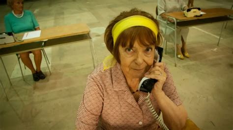 Ilustrácia: Senior telefonuje na linku pomoci