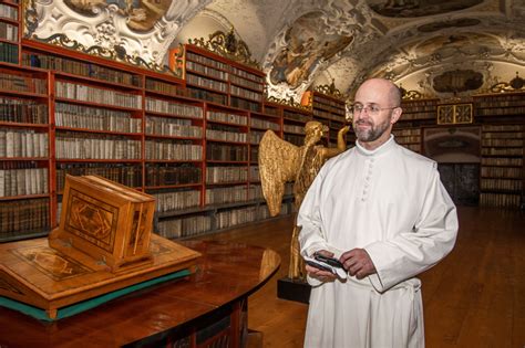 Staré vydanie Biblie v knižnici