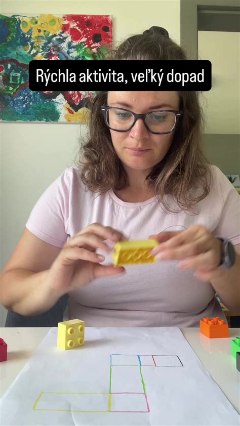 Dieťa búchajúce do rôznych predmetov pre rozvoj sluchu a motoriky