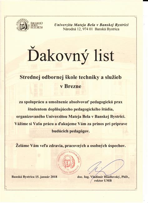 Rektor odovzdáva ďakovný list zamestnancom odchádzajúcim do dôchodku